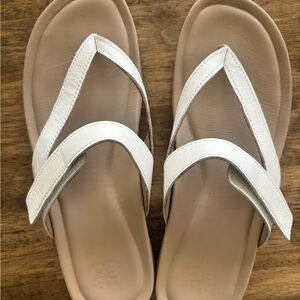 Women’s Abeo leather sandal. Velcro adjustable strap.